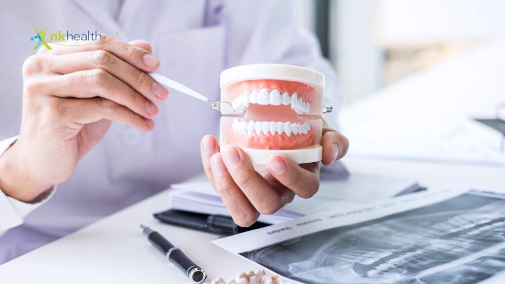 7 Cara Membersihkan Gigi Palsu Lepas Pasang Agar Tidak Bau