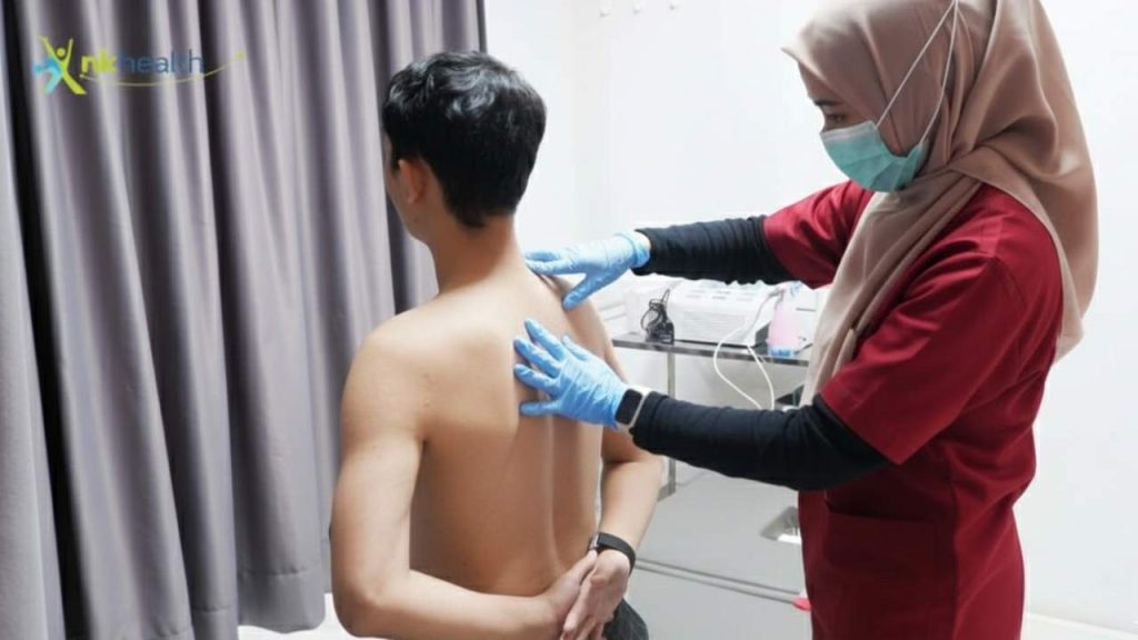 Memperbaiki Postur Tubuh Bungkuk dengan Fisioterapi